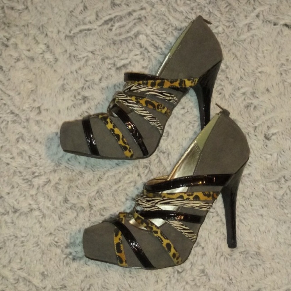 Qupid shoes grey heels size 9.